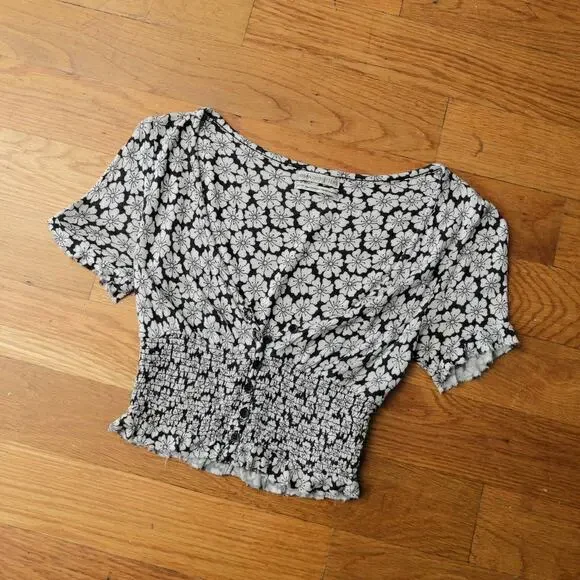 Urban Outfitters Floral Faux Button Black Stone Smocked Top Women's‎ Size XS - Picture 2 of 7